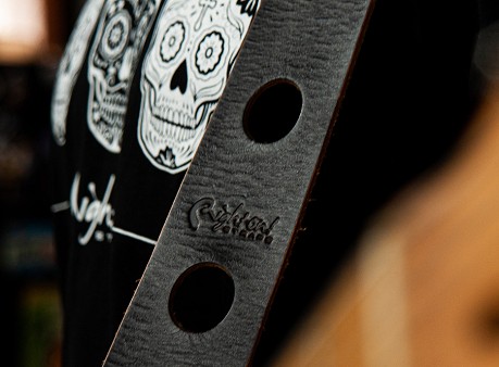 Detail der Ledergravur mit der Aufschrift „Ride the wave wherever it takes you