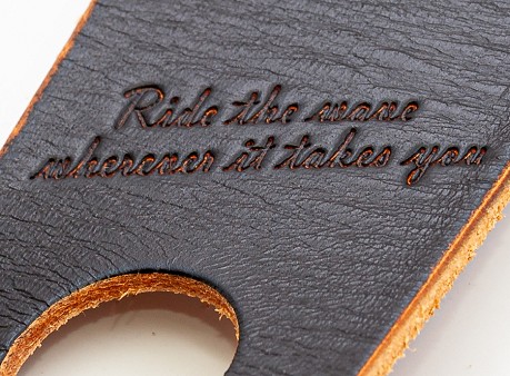 Detail des in Leder geprägten Designs des RightOn! Legend E.V. Gitarrengurts mit Text „Ride the wave wherever it takes you