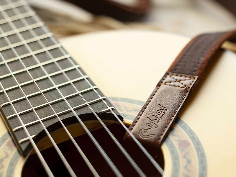 Straps for classical, flamenco and acoustic guitars.