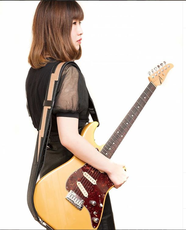 guitar-strap-gold